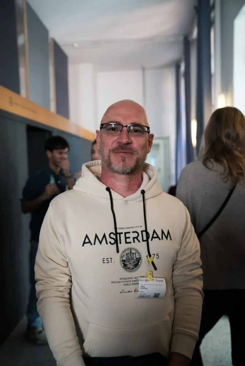 Jörg Zimmer liest das Website Boosting Magazin - immer auf dem neuesten SEO-Stand