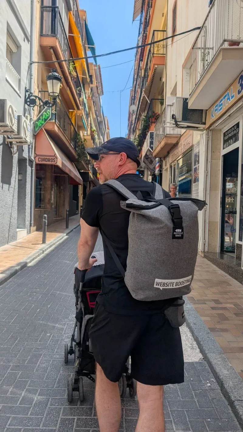 Jörg Zimmer mit Website Boosting Rucksack - SEO-Experte unterwegs